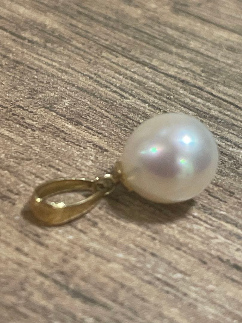 K18 18 karat gold pendant top with a genuine Akoya pearl of 7mm or more