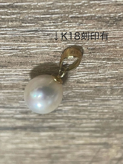 K18 18 karat gold pendant top with a genuine Akoya pearl of 7mm or more
