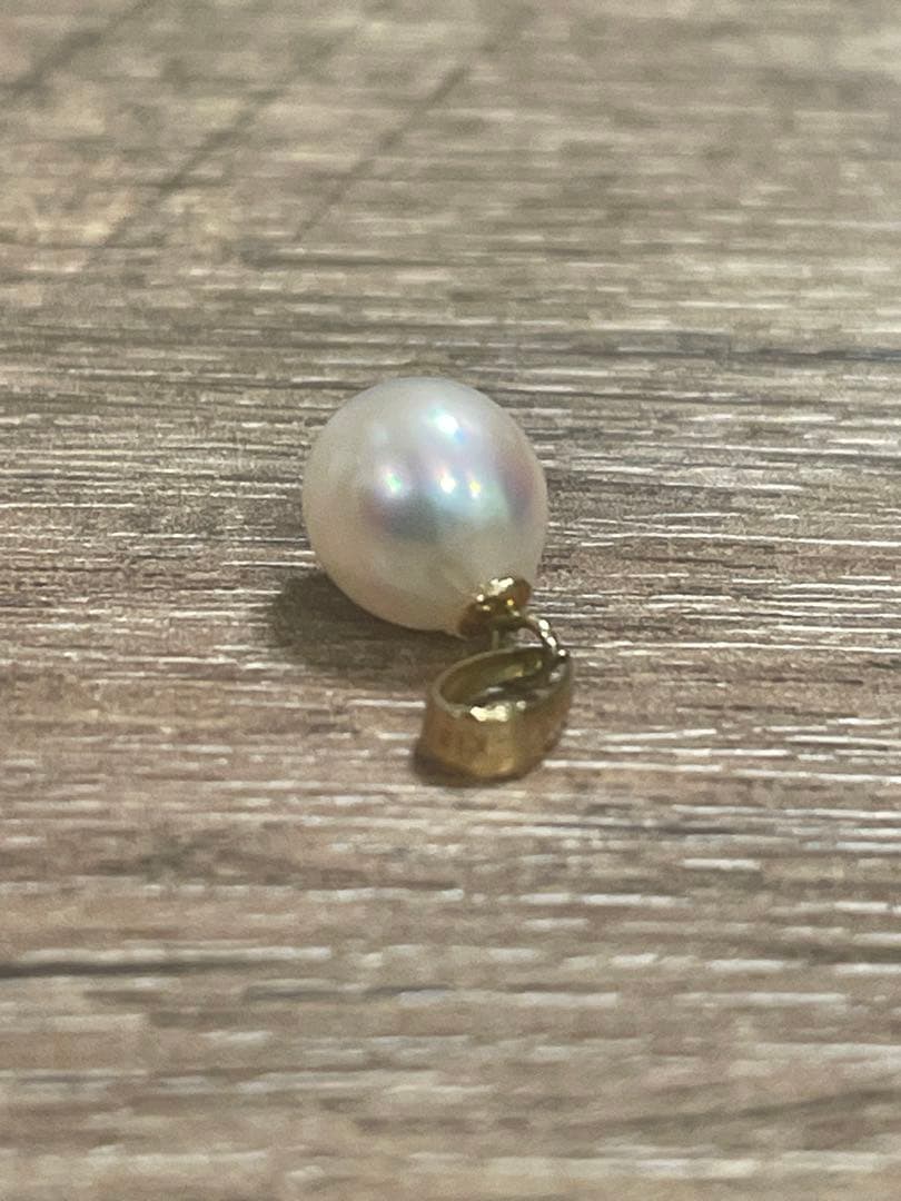 K18 18 karat gold pendant top with a genuine Akoya pearl of 7mm or more