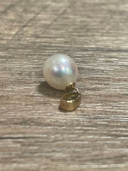 K18 18 karat gold pendant top with a genuine Akoya pearl of 7mm or more