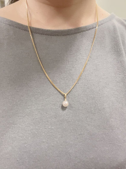 K18 18 karat gold pendant top with a genuine Akoya pearl of 7mm or more