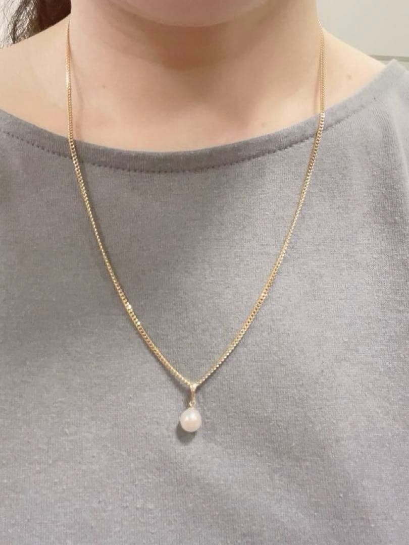 K18 18 karat gold pendant top with a genuine Akoya pearl of 7mm or more