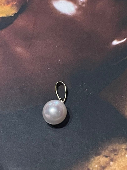 K18 18 karat gold pendant top with a genuine Akoya pearl of 7mm or more