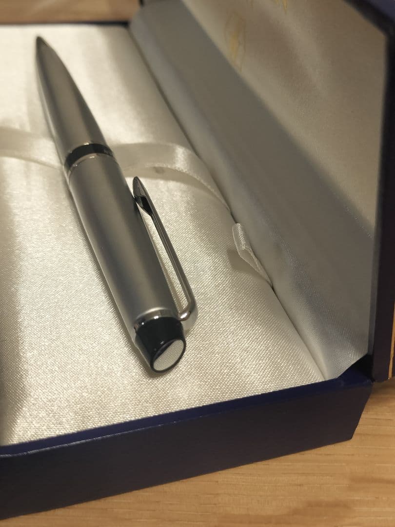 WATERMAN Expert Essential Silver ballpoint pen with sleek silver finish