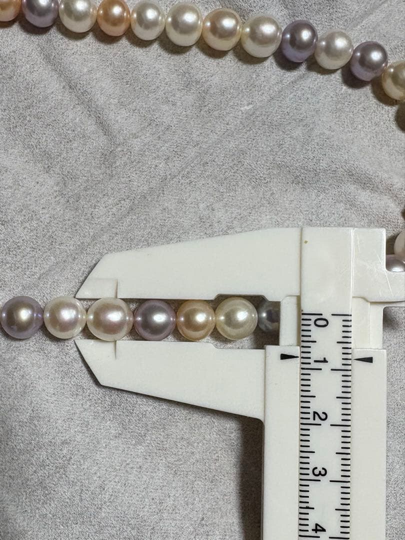 Tasaki multi-color pearl necklace with pearls in white, cream, beige, and purple gray, 42 cm length