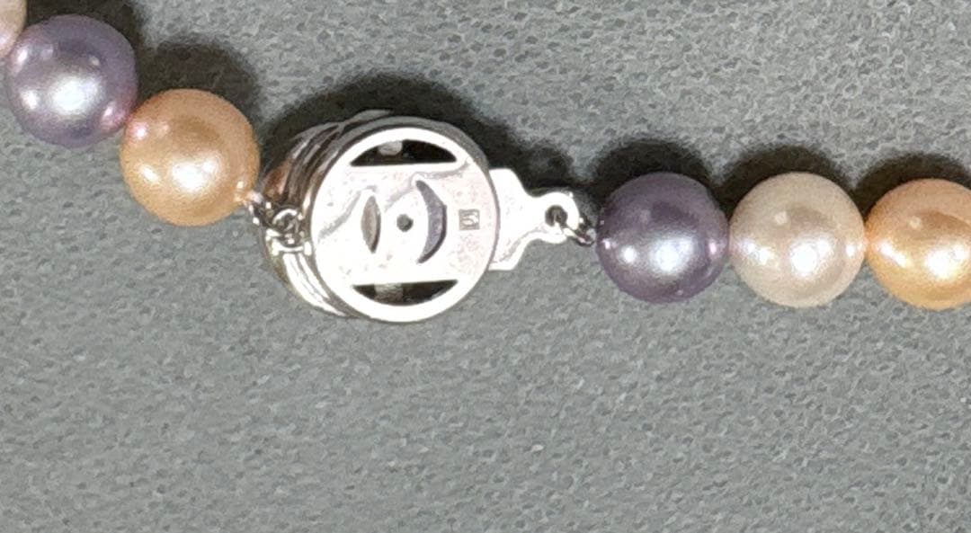 Tasaki multi-color pearl necklace with pearls in white, cream, beige, and purple gray, 42 cm length