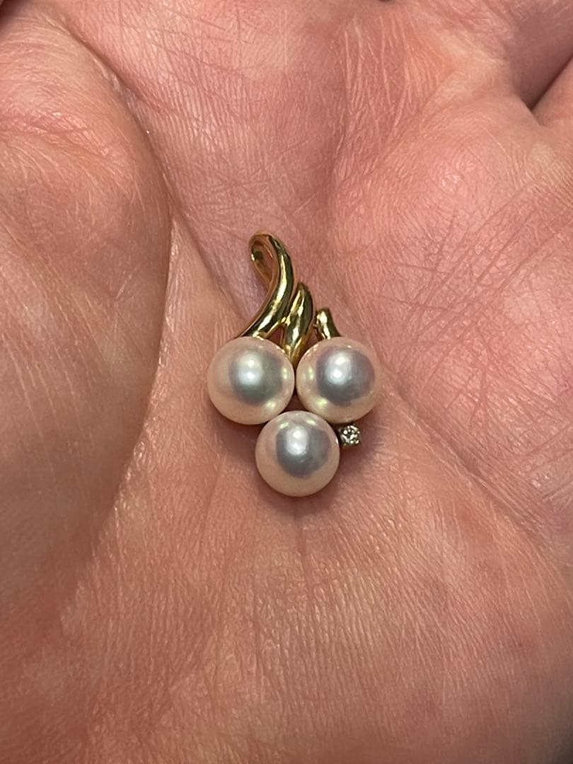 TASAKI Pearl Pendant Top with 6.5-6.8mm pearl set in 18K yellow gold measuring 2.4 cm length