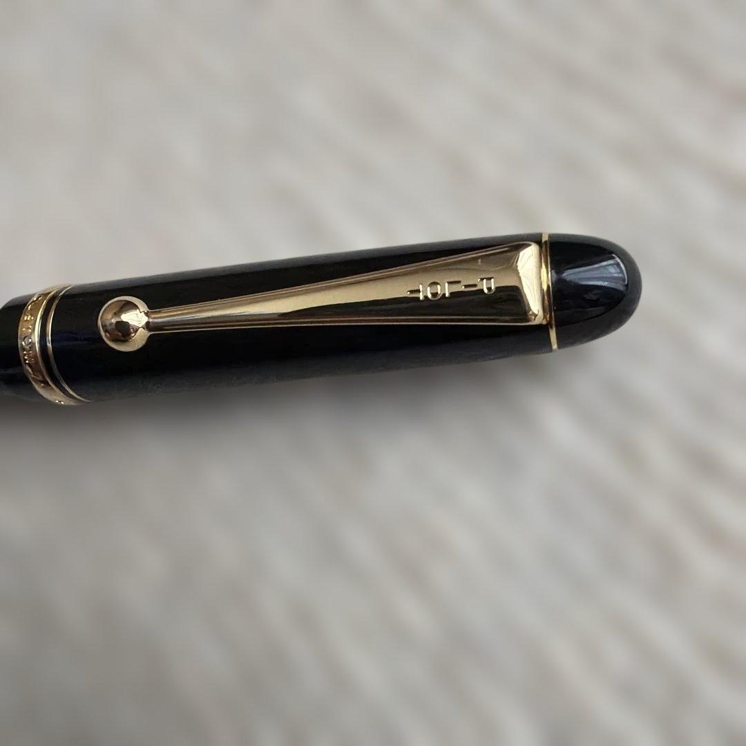 PILOT Custom oil-based ballpoint pen in black and gold with sleek design