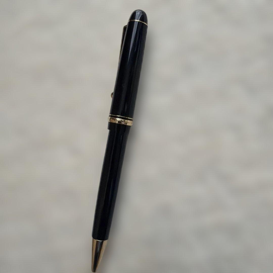 PILOT Custom oil-based ballpoint pen in black and gold with sleek design