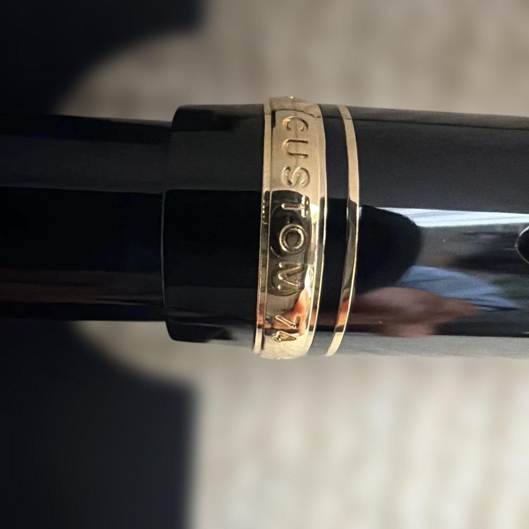 PILOT Custom oil-based ballpoint pen in black and gold with sleek design