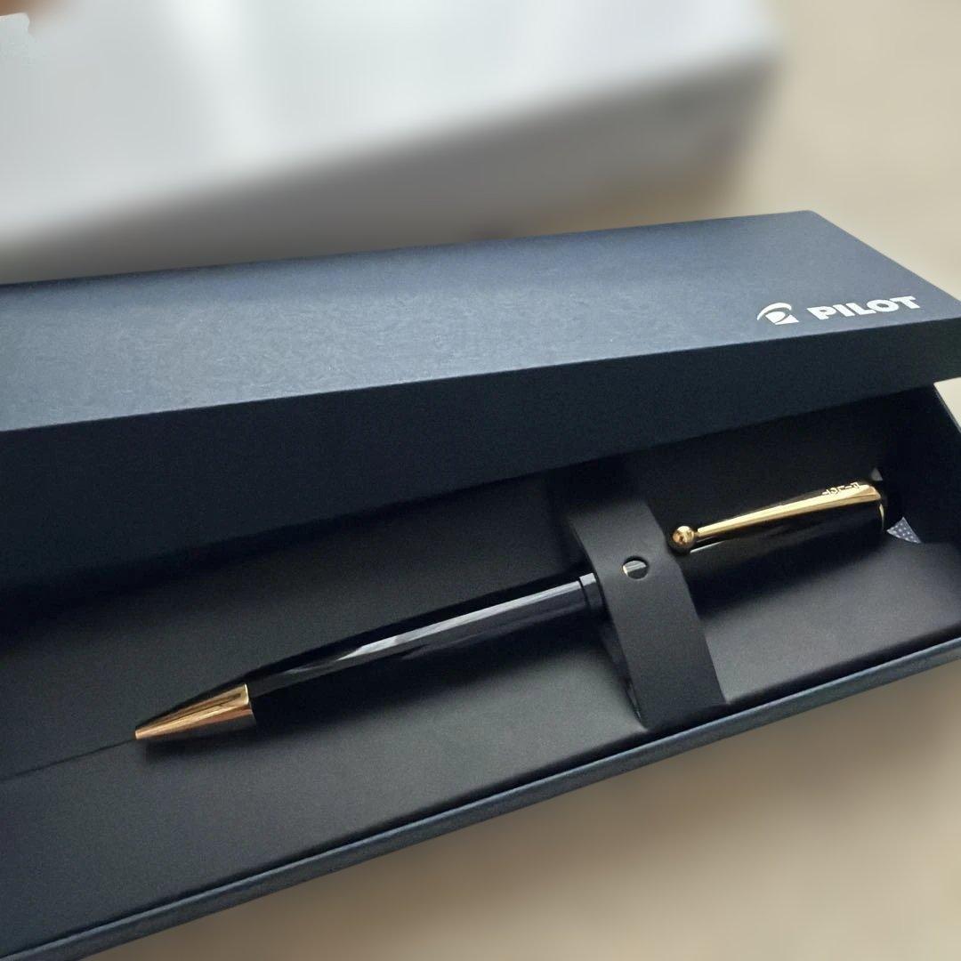 PILOT Custom oil-based ballpoint pen in black and gold with sleek design