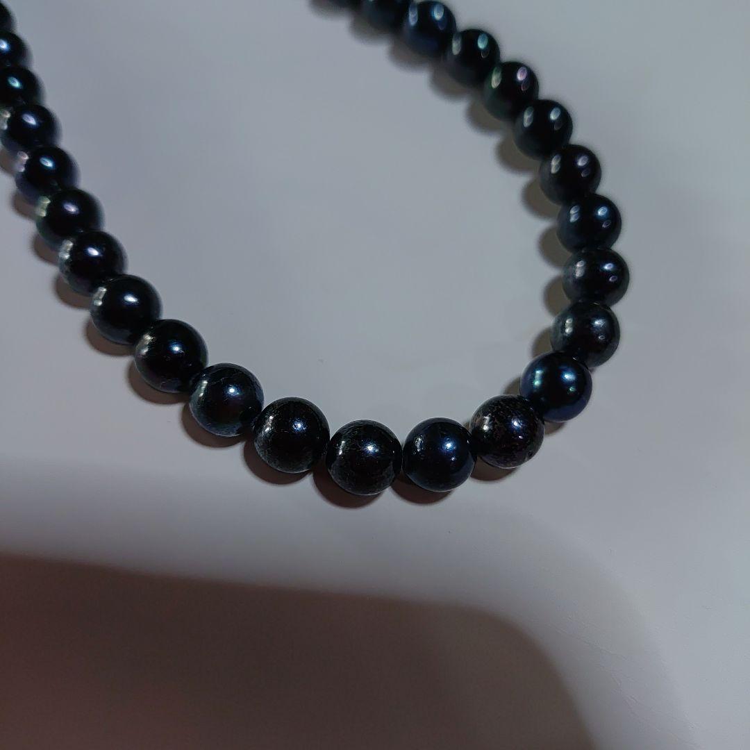 Akoya pearl necklace with blue-black pearls 6.5 to 7 mm and silver S925 clasp on white background