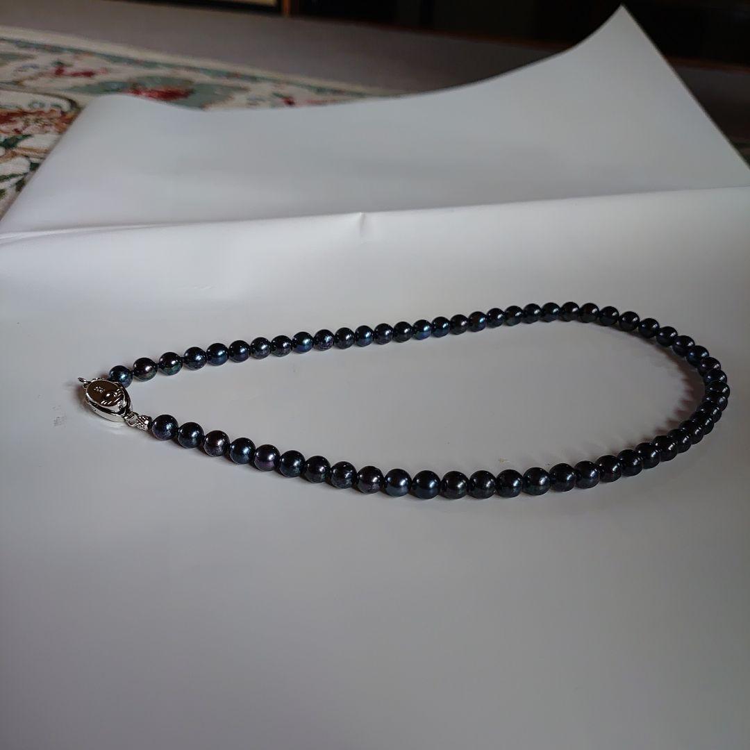 Akoya pearl necklace with blue-black pearls 6.5 to 7 mm and silver S925 clasp on white background