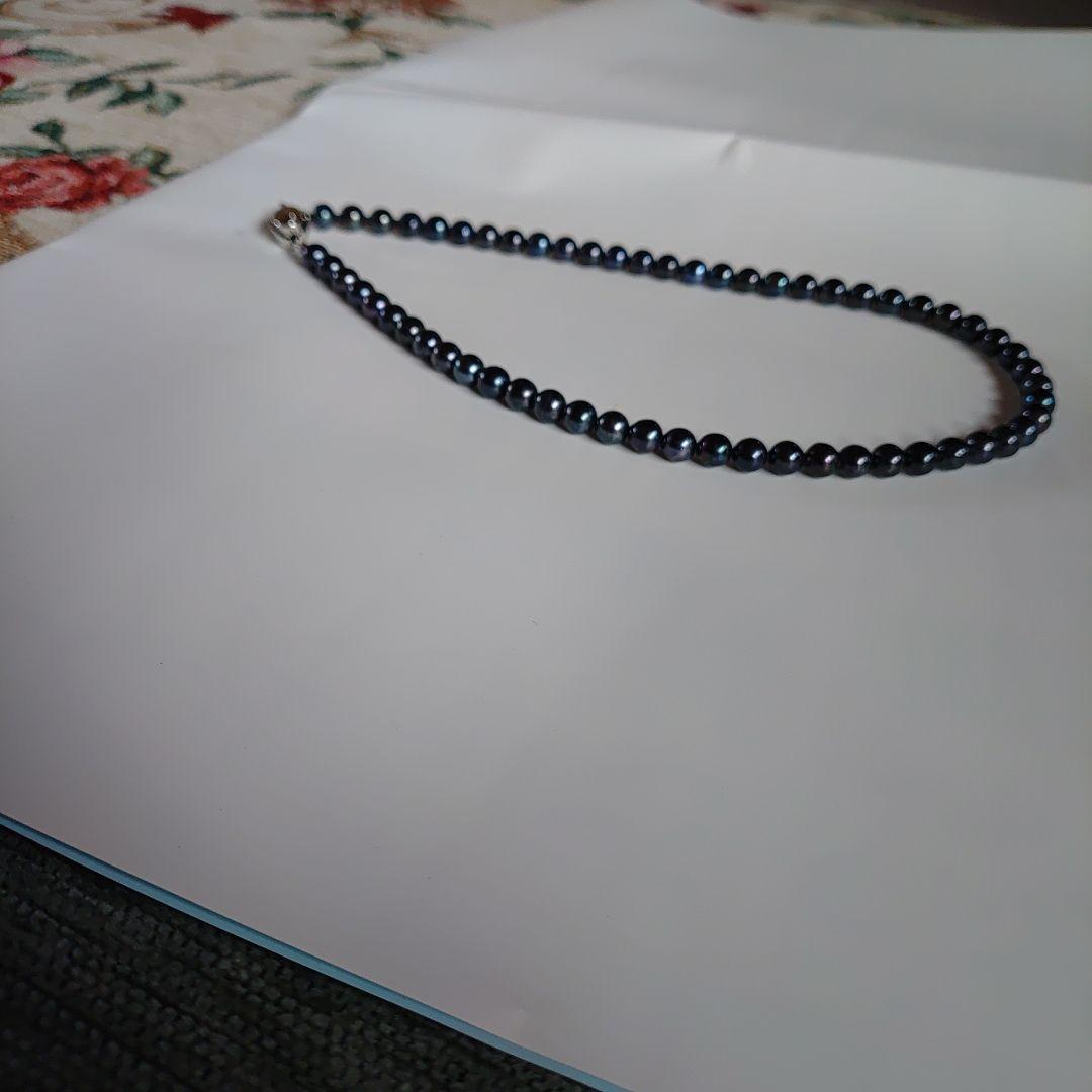 Akoya pearl necklace with blue-black pearls 6.5 to 7 mm and silver S925 clasp on white background