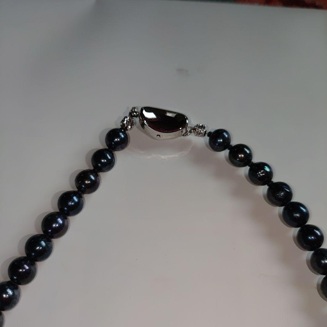 Akoya pearl necklace with blue-black pearls 6.5 to 7 mm and silver S925 clasp on white background