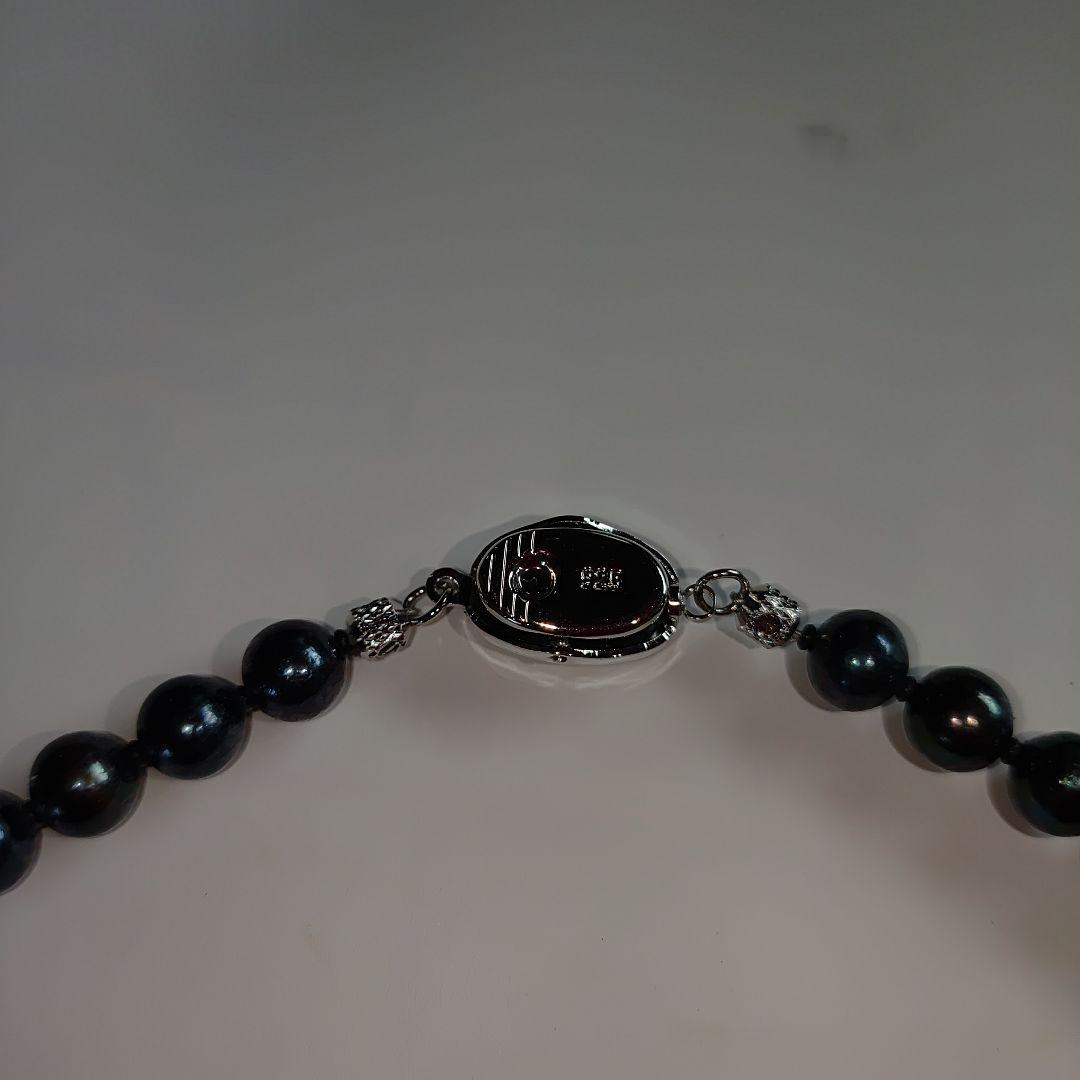 Akoya pearl necklace with blue-black pearls 6.5 to 7 mm and silver S925 clasp on white background