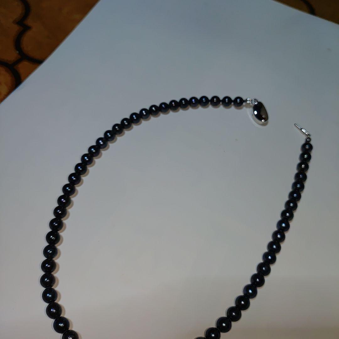 Akoya pearl necklace with blue-black pearls 6.5 to 7 mm and silver S925 clasp on white background
