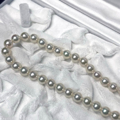 Mikimoto K18 Akoya Pearl Necklace featuring 6.5-7.0mm pearls and four diamond side stones on 44.5cm chain