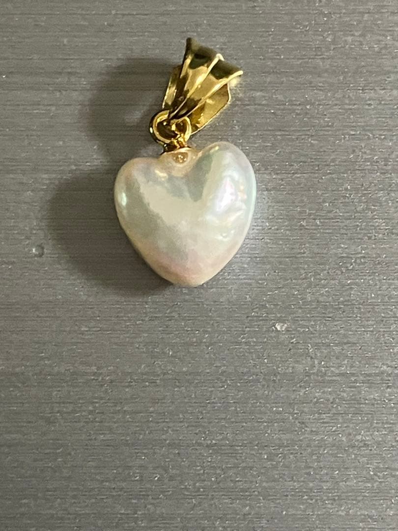 Akoya heart-shaped pendant top with 8.5mm very light pink pearl set in silver
