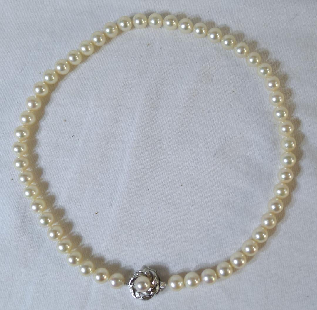Honpuchar white 8mm bead necklace 44cm with WG14K clasp and diamond close-up