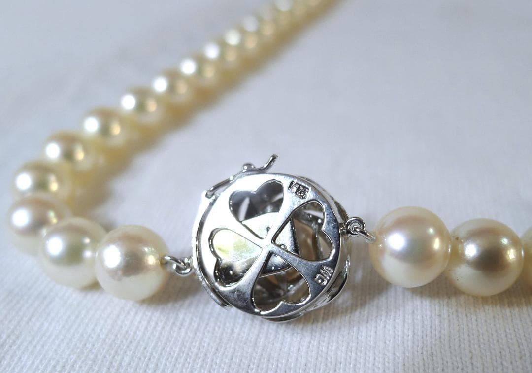 Honpuchar white 8mm bead necklace 44cm with WG14K clasp and diamond close-up