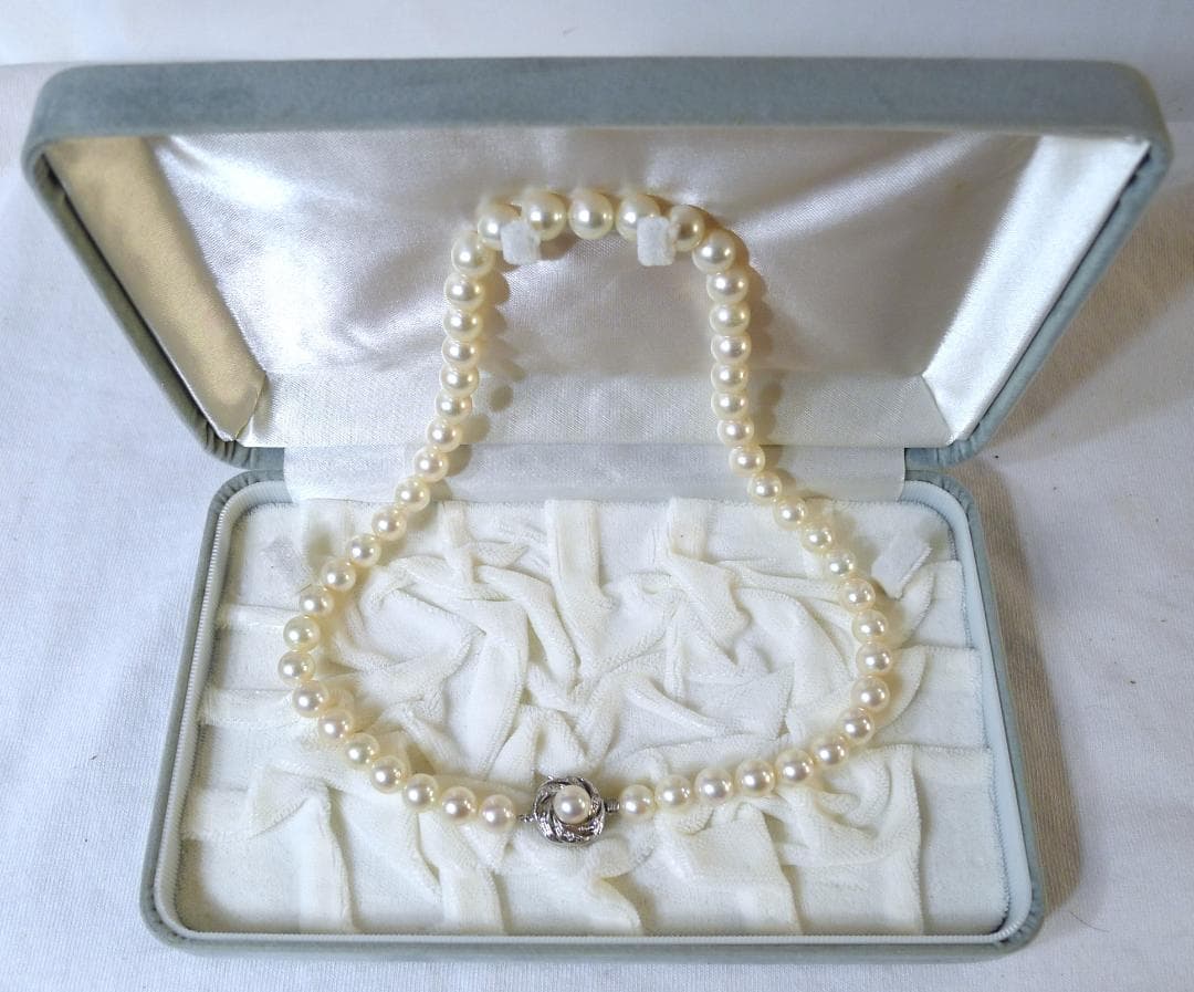 Honpuchar white 8mm bead necklace 44cm with WG14K clasp and diamond close-up