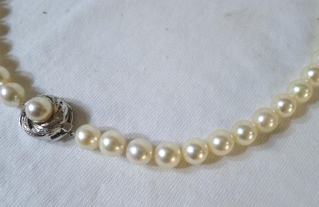 Honpuchar white 8mm bead necklace 44cm with WG14K clasp and diamond close-up