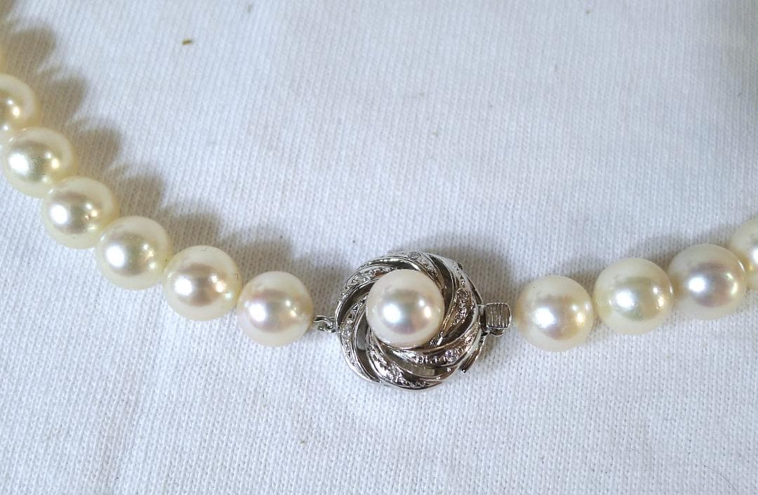 Honpuchar white 8mm bead necklace 44cm with WG14K clasp and diamond close-up