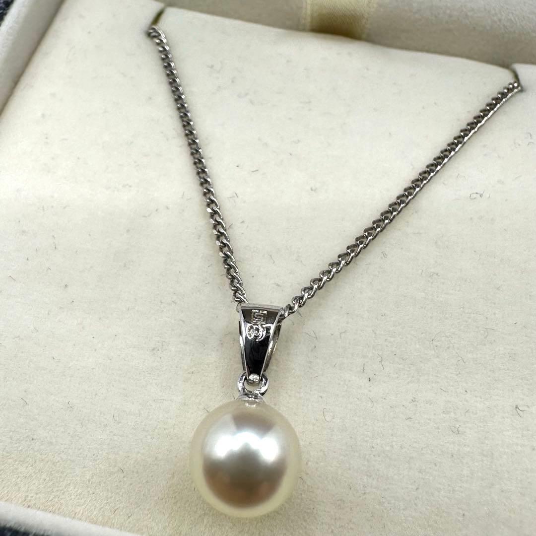 TASAKI silver necklace with single pearl pendant and 40 cm chain displayed with case
