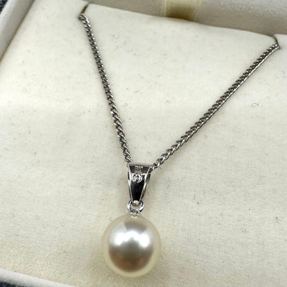 TASAKI silver necklace with single pearl pendant and 40 cm chain displayed with case