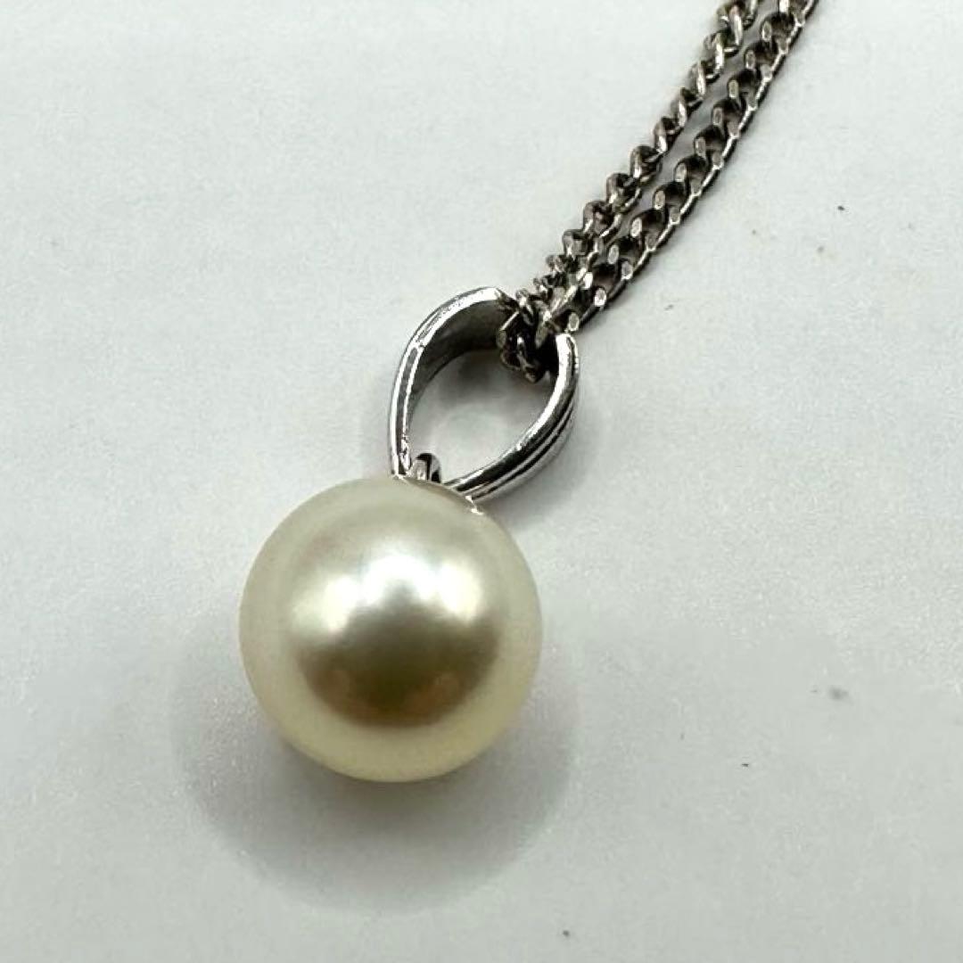 TASAKI silver necklace with single pearl pendant and 40 cm chain displayed with case