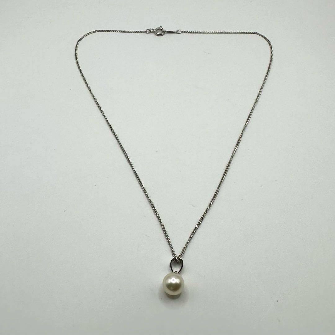 TASAKI silver necklace with single pearl pendant and 40 cm chain displayed with case