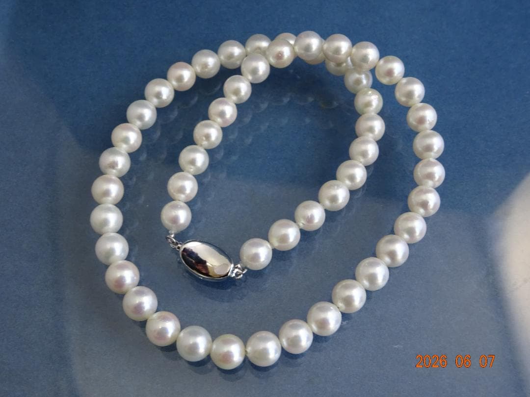 Akoya pearl necklace featuring 7.5-8mm almost round white pearls with pink, blue, and cream hues on a 43cm chain