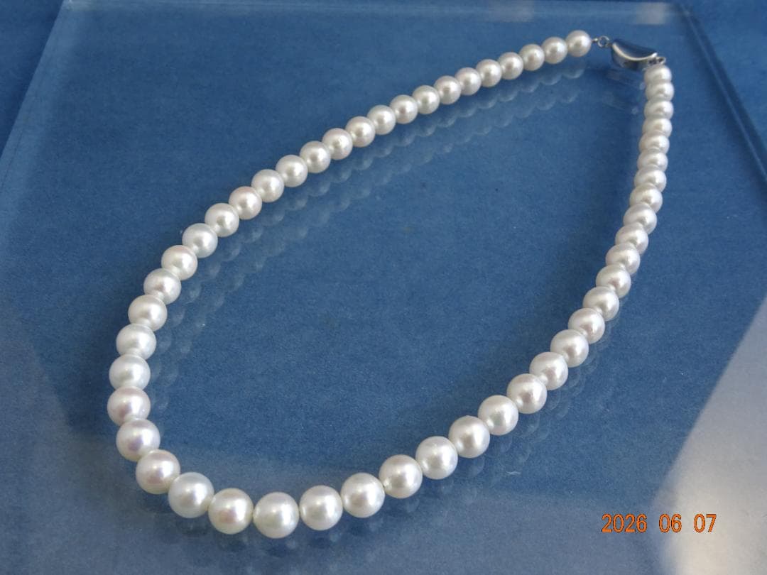 Akoya pearl necklace featuring 7.5-8mm almost round white pearls with pink, blue, and cream hues on a 43cm chain