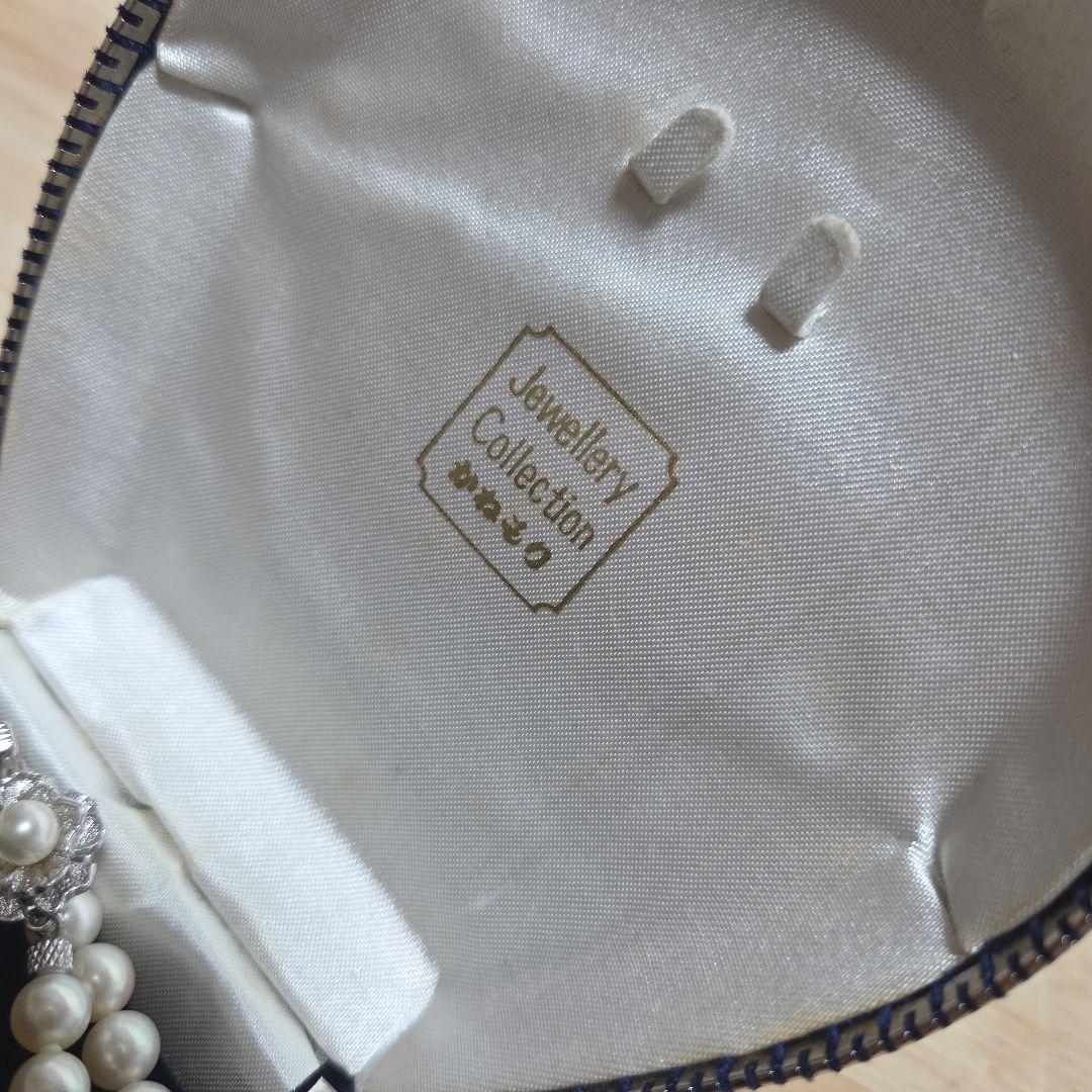 Elegant Akoya pearl necklace with white round pearls arranged in a single strand