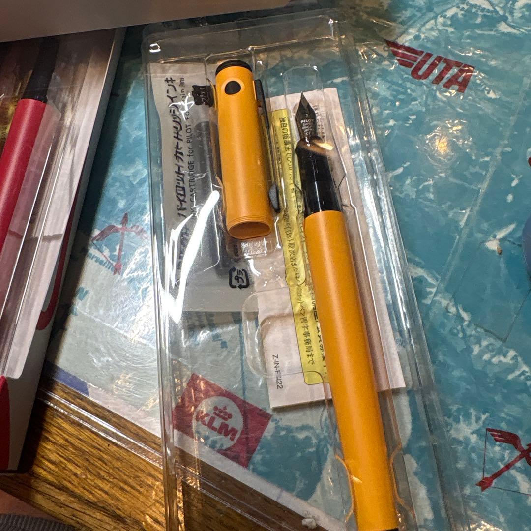 PILOT LIGHTIVE Limited Edition fountain pen set with fine tip F in red and mustard colors with cartridge ink