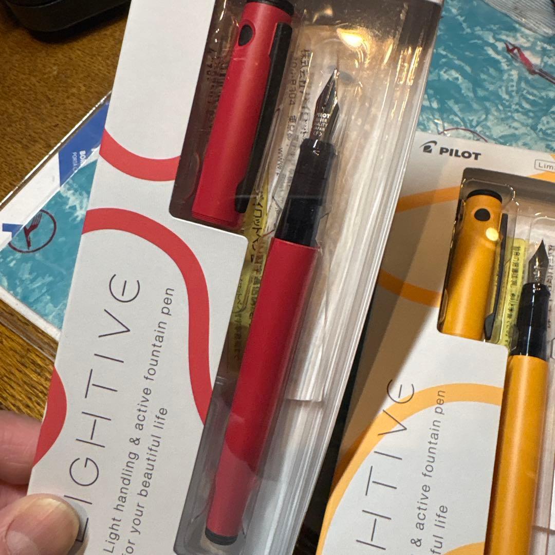 PILOT LIGHTIVE Limited Edition fountain pen set with fine tip F in red and mustard colors with cartridge ink