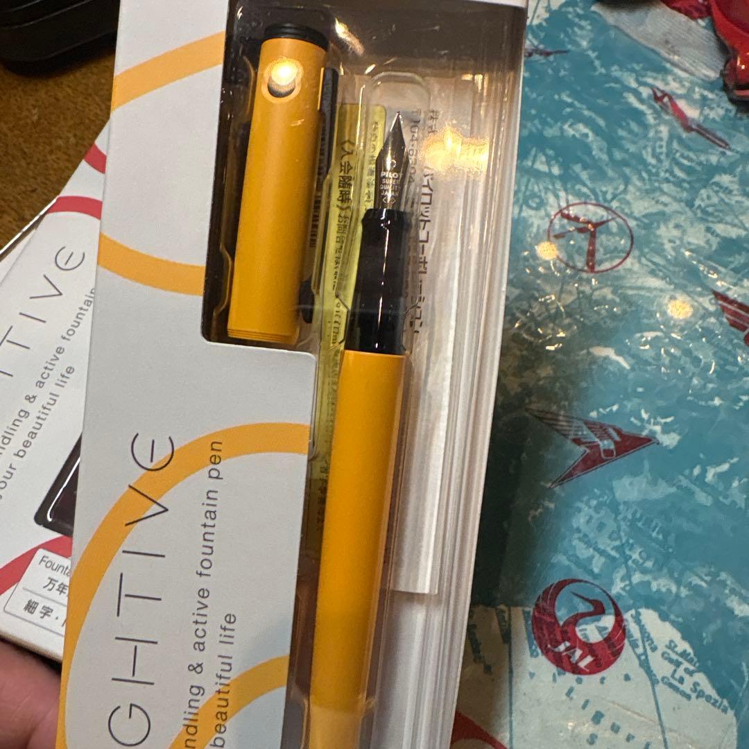 PILOT LIGHTIVE Limited Edition fountain pen set with fine tip F in red and mustard colors with cartridge ink