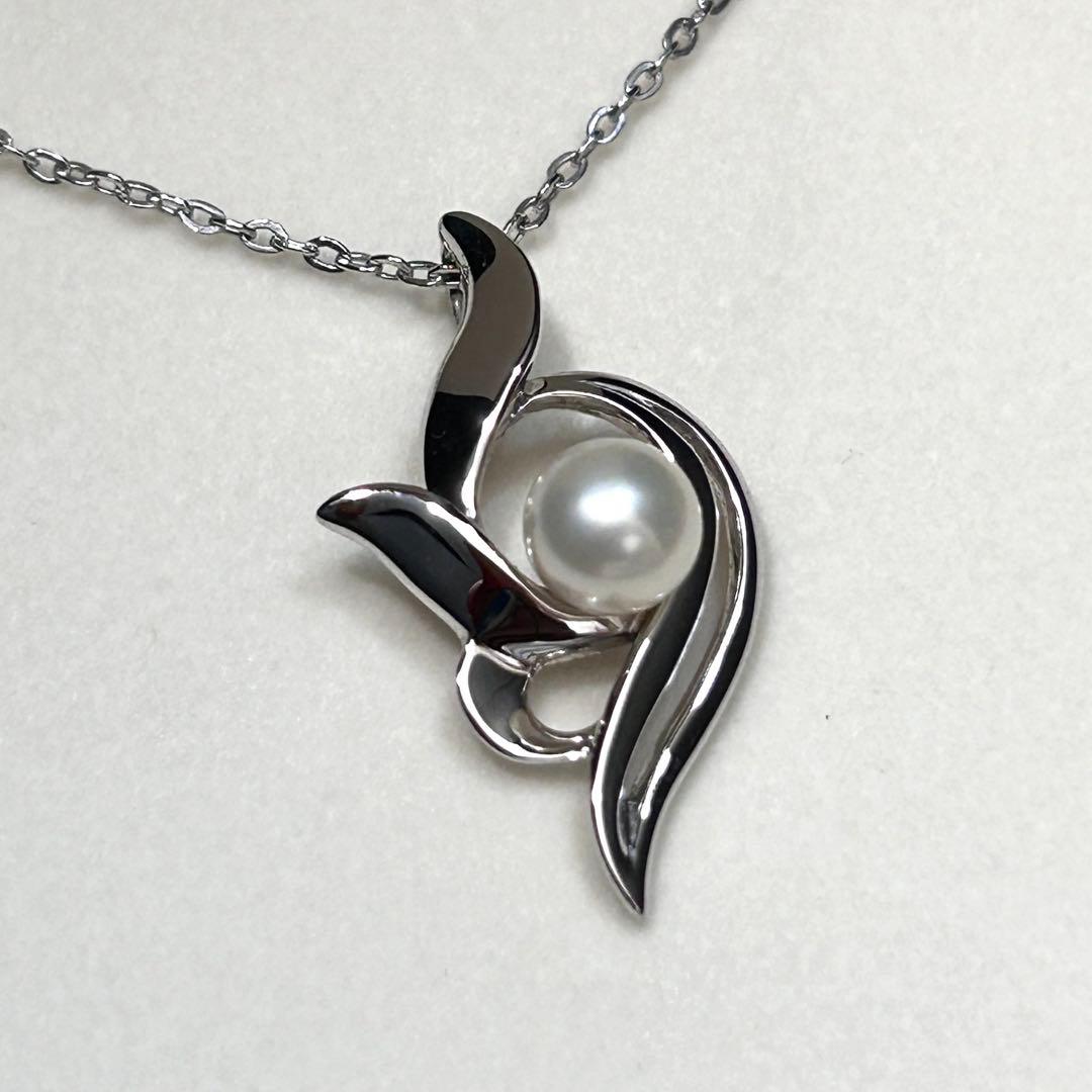 Mikimoto Akoya pearl necklace with 6.5 mm pearls on a 40 cm silver chain weighing 3 grams