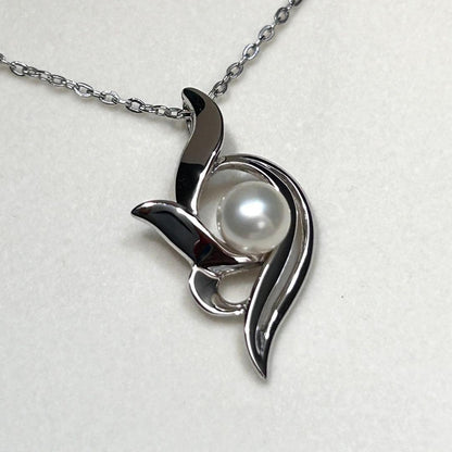 Mikimoto Akoya pearl necklace with 6.5 mm pearls on a 40 cm silver chain weighing 3 grams