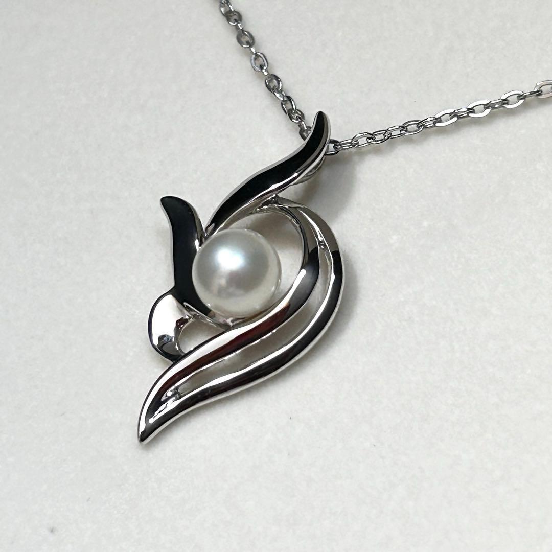 Mikimoto Akoya pearl necklace with 6.5 mm pearls on a 40 cm silver chain weighing 3 grams