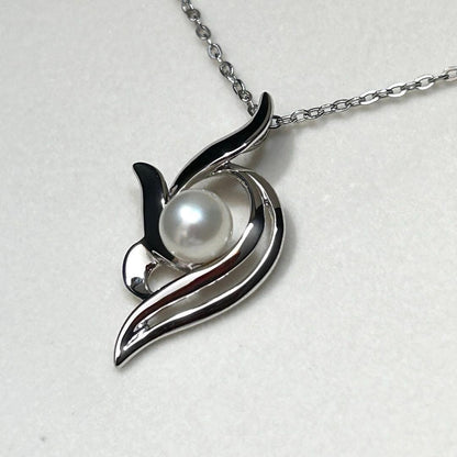 Mikimoto Akoya pearl necklace with 6.5 mm pearls on a 40 cm silver chain weighing 3 grams