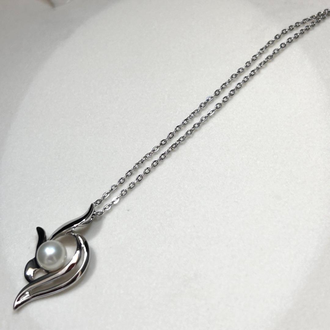 Mikimoto Akoya pearl necklace with 6.5 mm pearls on a 40 cm silver chain weighing 3 grams