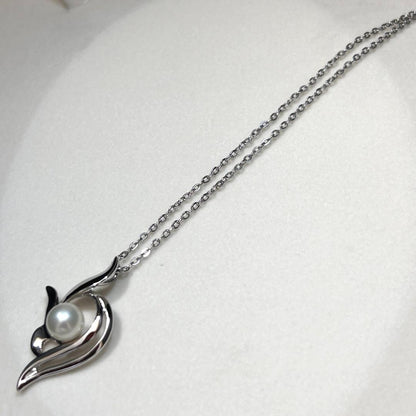 Mikimoto Akoya pearl necklace with 6.5 mm pearls on a 40 cm silver chain weighing 3 grams