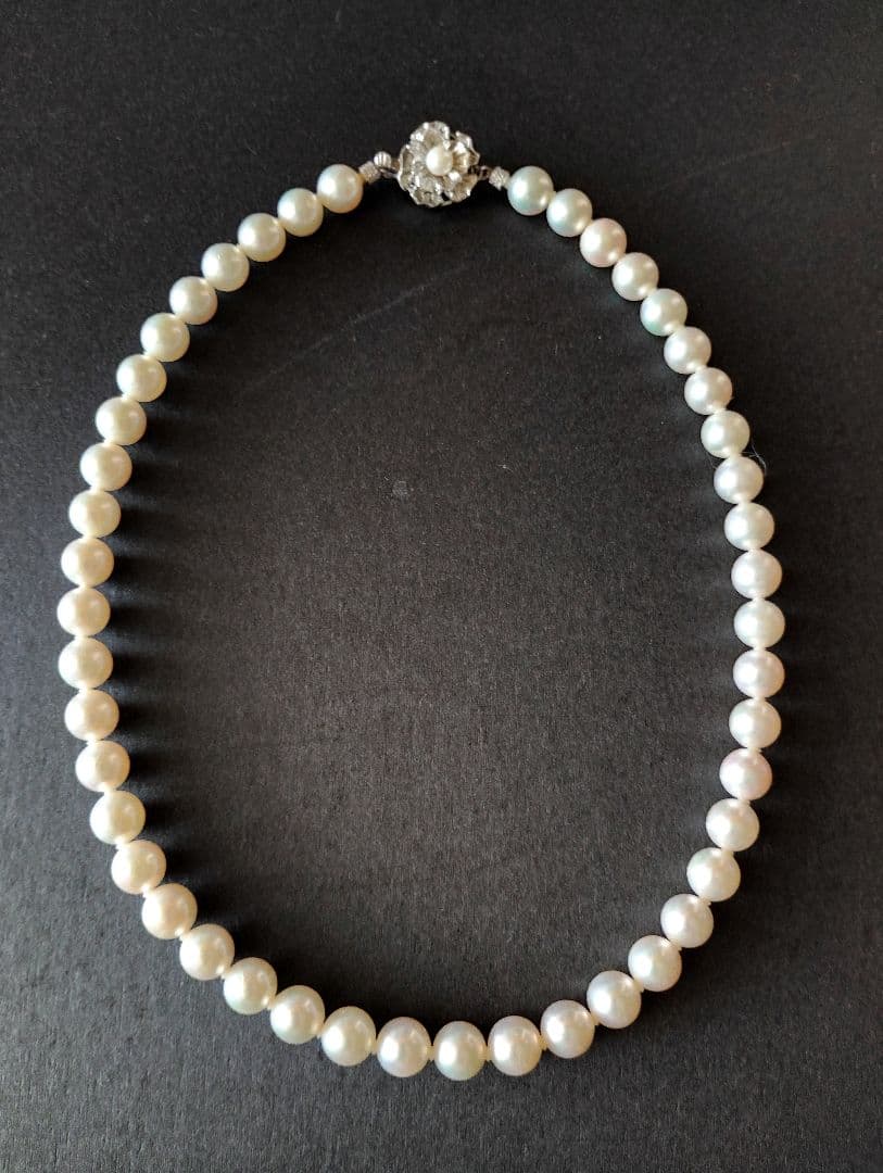 Akoya pearl necklace and single earring set with 8 to 8.5 mm pearls, displayed with case and guarantee certificate