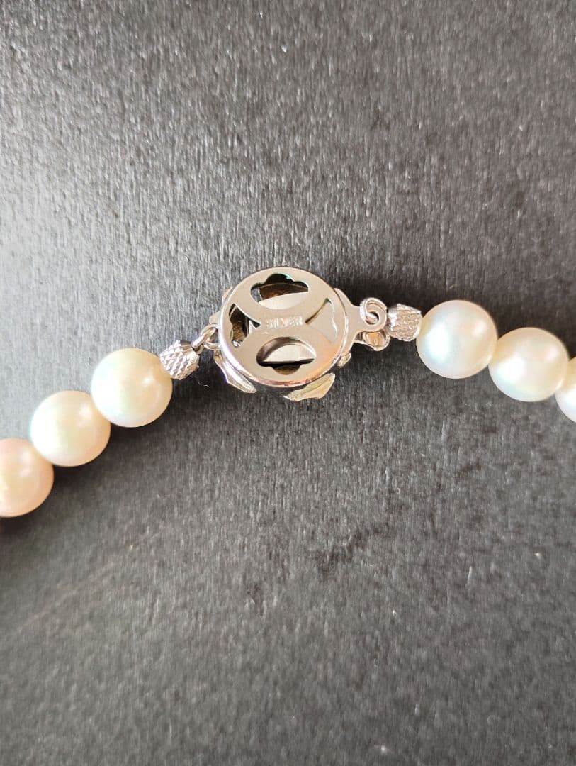 Akoya pearl necklace and single earring set with 8 to 8.5 mm pearls, displayed with case and guarantee certificate