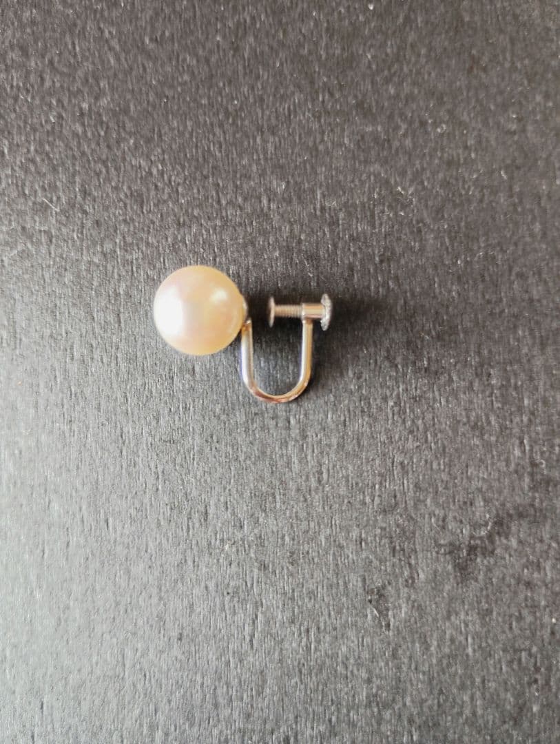 Akoya pearl necklace and single earring set with 8 to 8.5 mm pearls, displayed with case and guarantee certificate