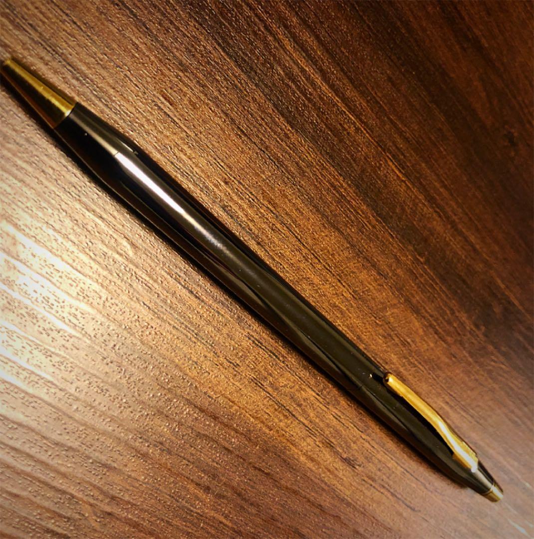 新品 Fountain Pen in gunmetal color with gold-plated body shown from side angle