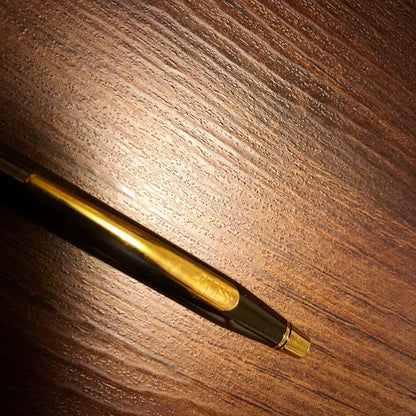 新品 Fountain Pen in gunmetal color with gold-plated body shown from side angle
