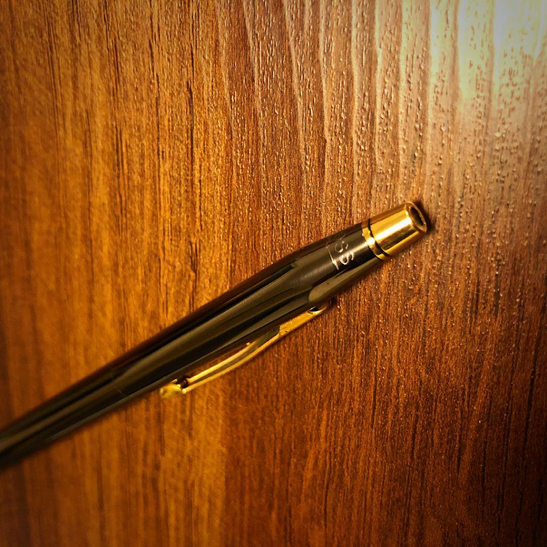 新品 Fountain Pen in gunmetal color with gold-plated body shown from side angle